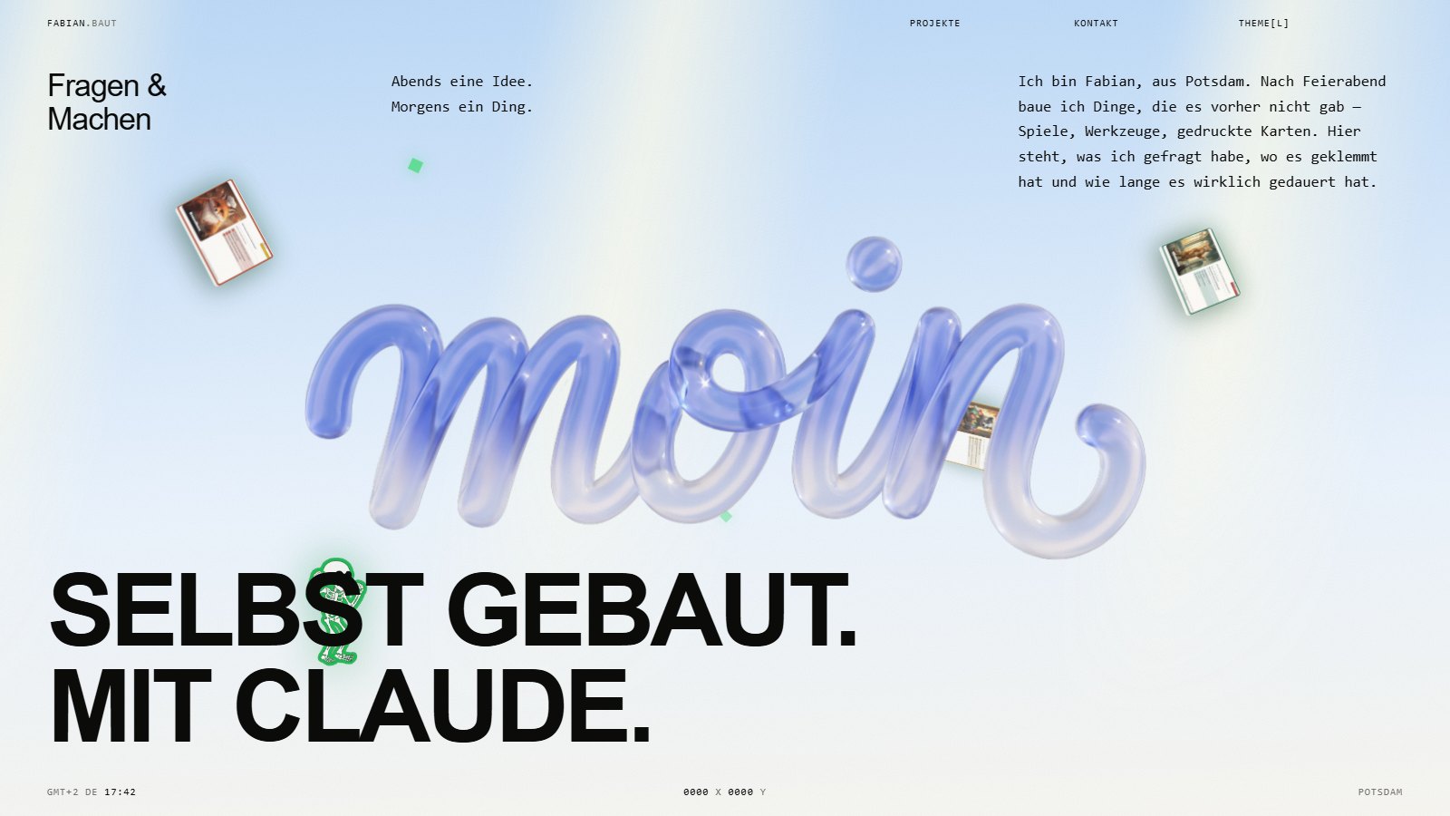 Der Kopf der Startseite: die Überschrift Fragen und Machen, das gläserne Wort moin, ein tanzendes Skelett und die Zeile Selbst gebaut. Mit Claude.